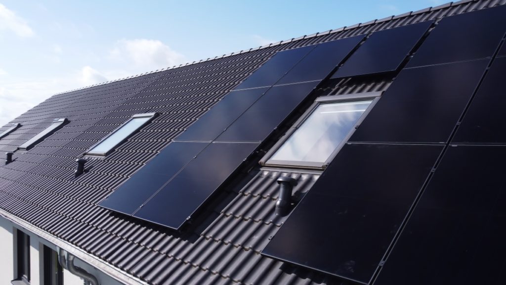 Full-Black-PV-Module auf schwarzem Ziegeldach – Nahaufnahme einer modernen Dachinstallation