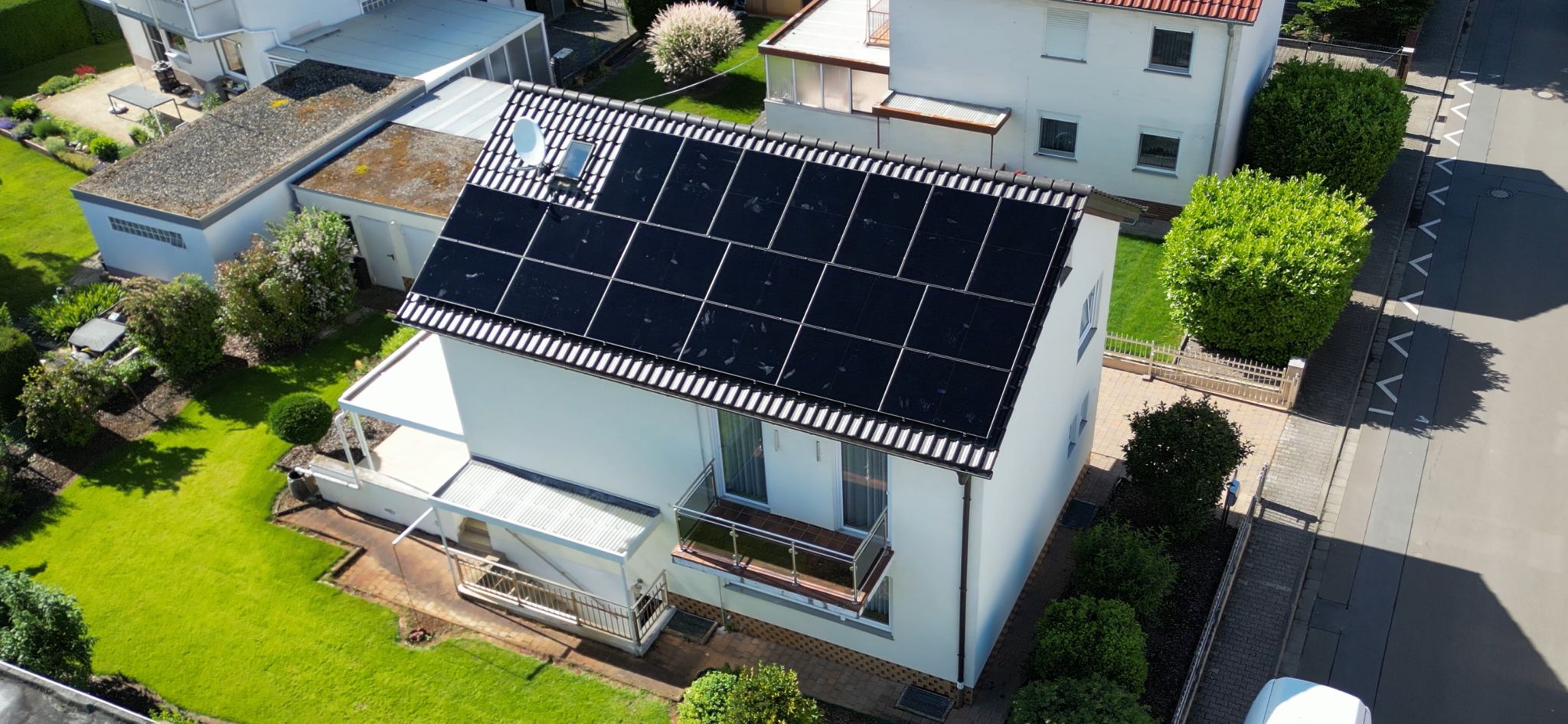 Einfamilienhaus mit Full-Black-Photovoltaikanlage auf dem Dach