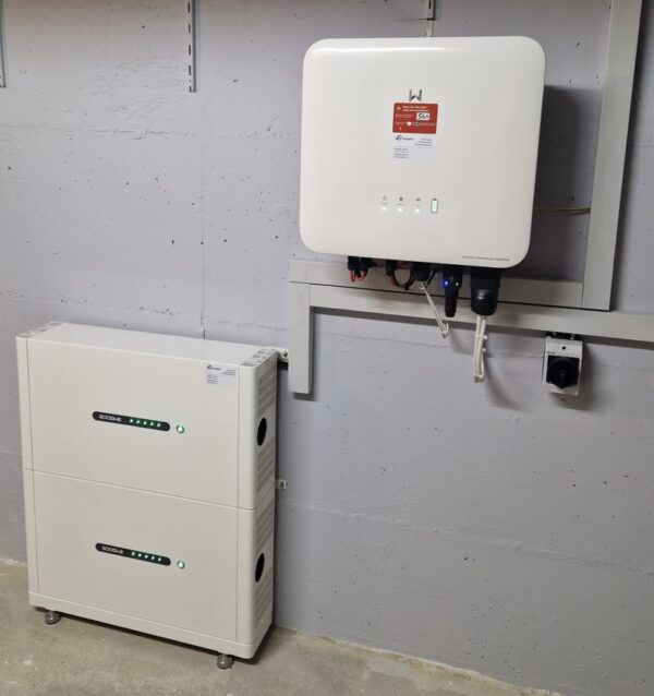 GoodWe Hochvolt-Batteriespeicher und GoodWe Hybrid-Wechselrichter im Technikraum