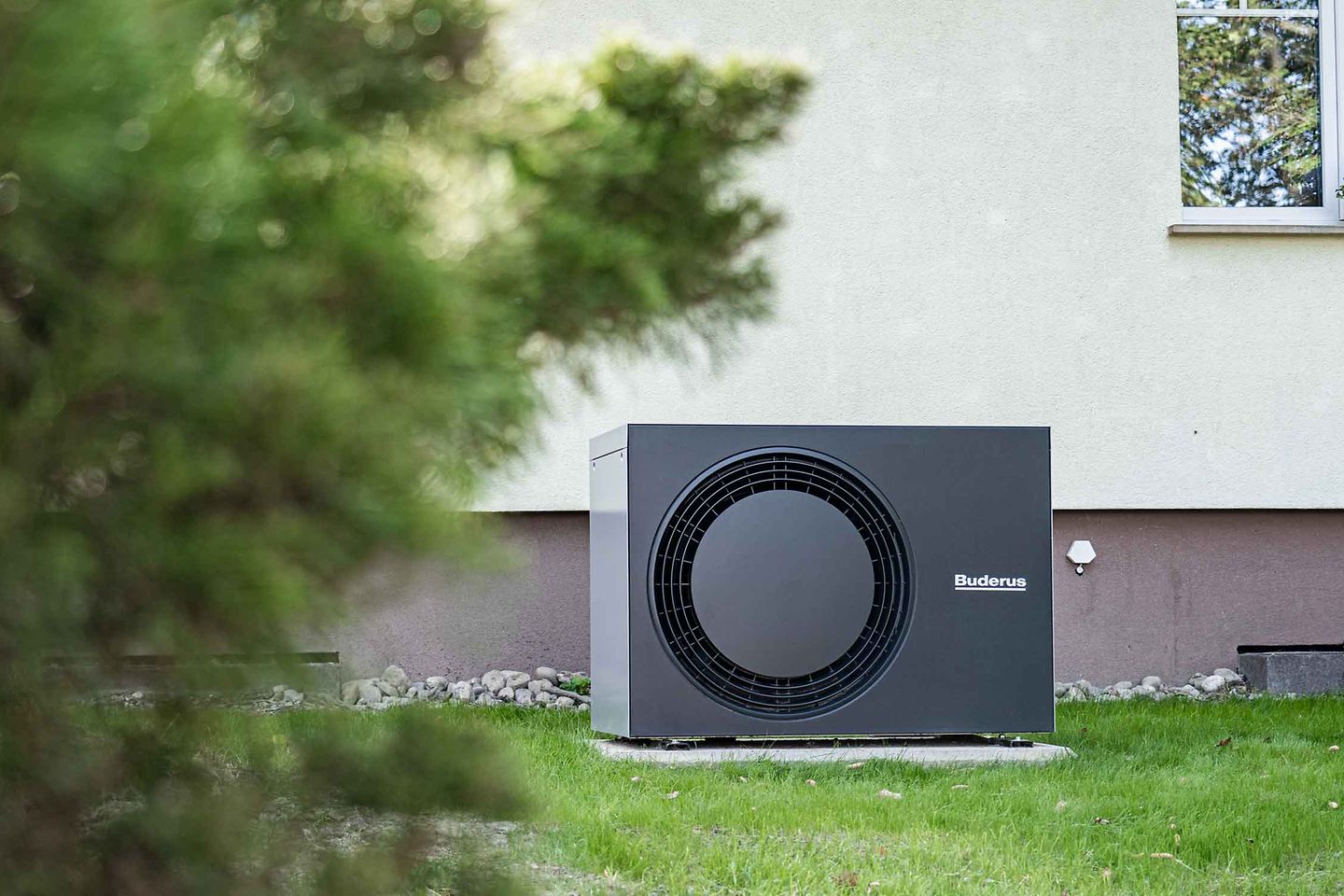 Buderus Logatherm Luft-Wasser-Wärmepumpe als Außengerät im Garten einer Immobilie in Düsseldorf-Kaiserswerth